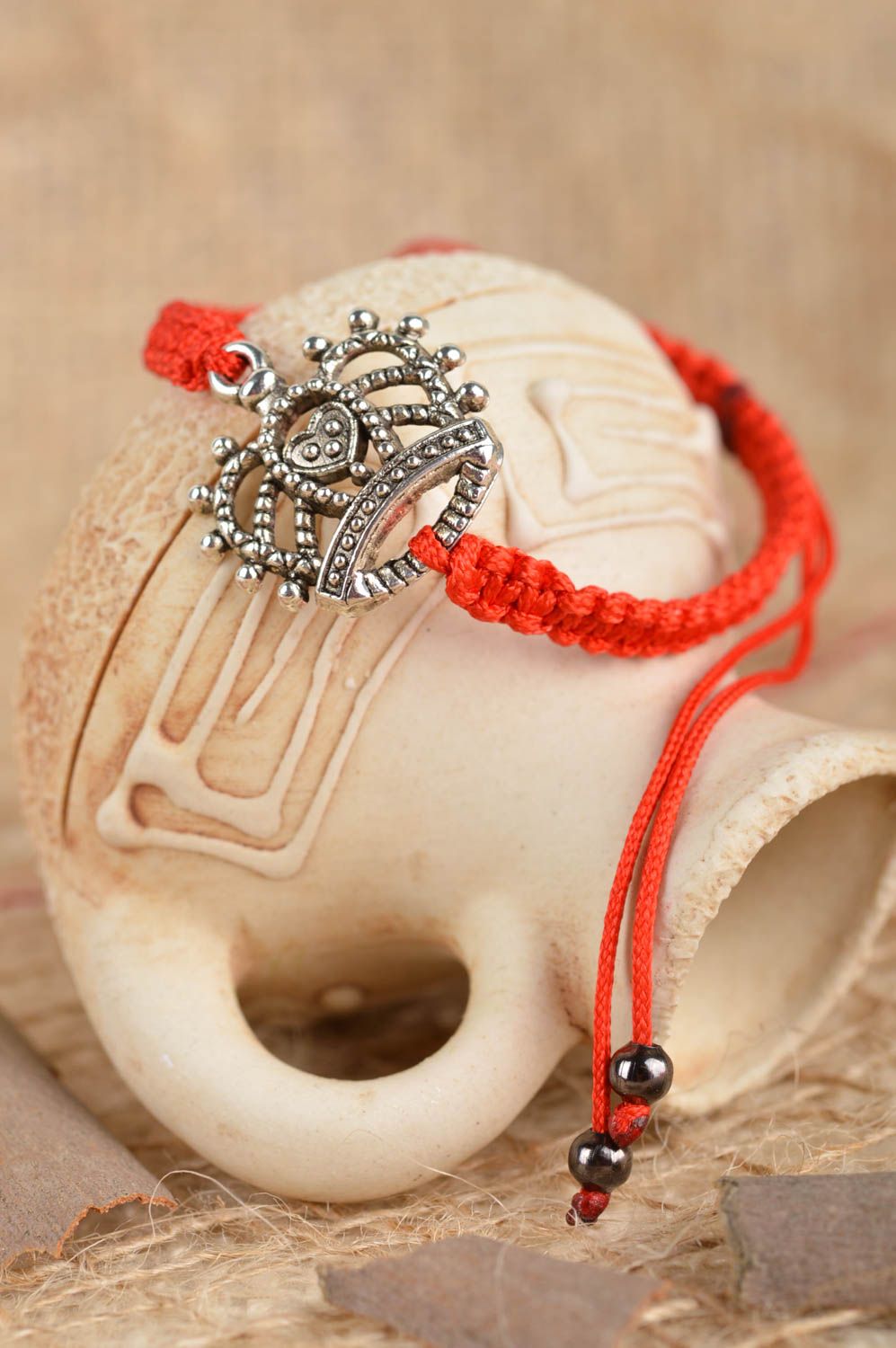 Pulsera hecha a mano de hilo rojo regalo original accesorio para mujer de moda foto 1