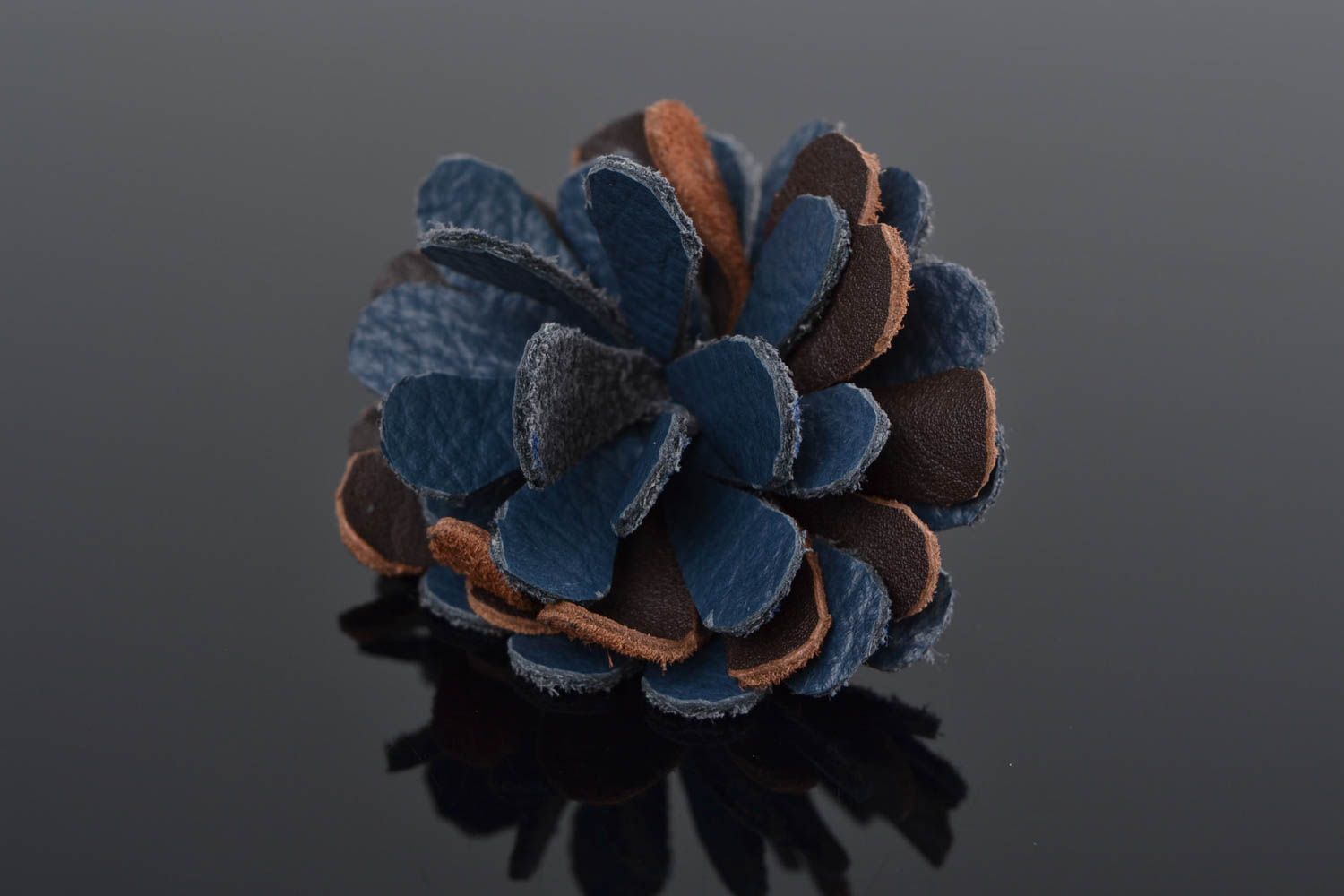 Брошь из кожи натуральной в виде цветка синяя с коричневым маленькая хэнд мейд фото 1