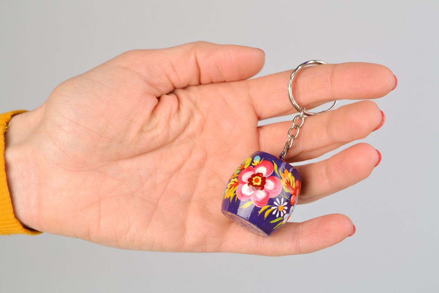 Handmade souvenir barrel-shaped wooden keychain decorated with Petrikivka painting photo 2