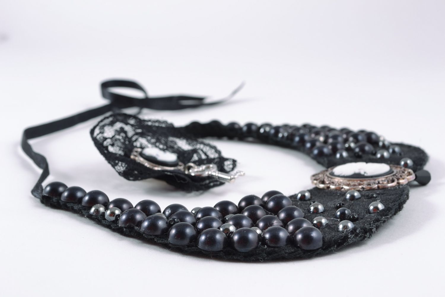 Ensemble de broche et collier fait main en feutre satin perles fantaisie photo 4