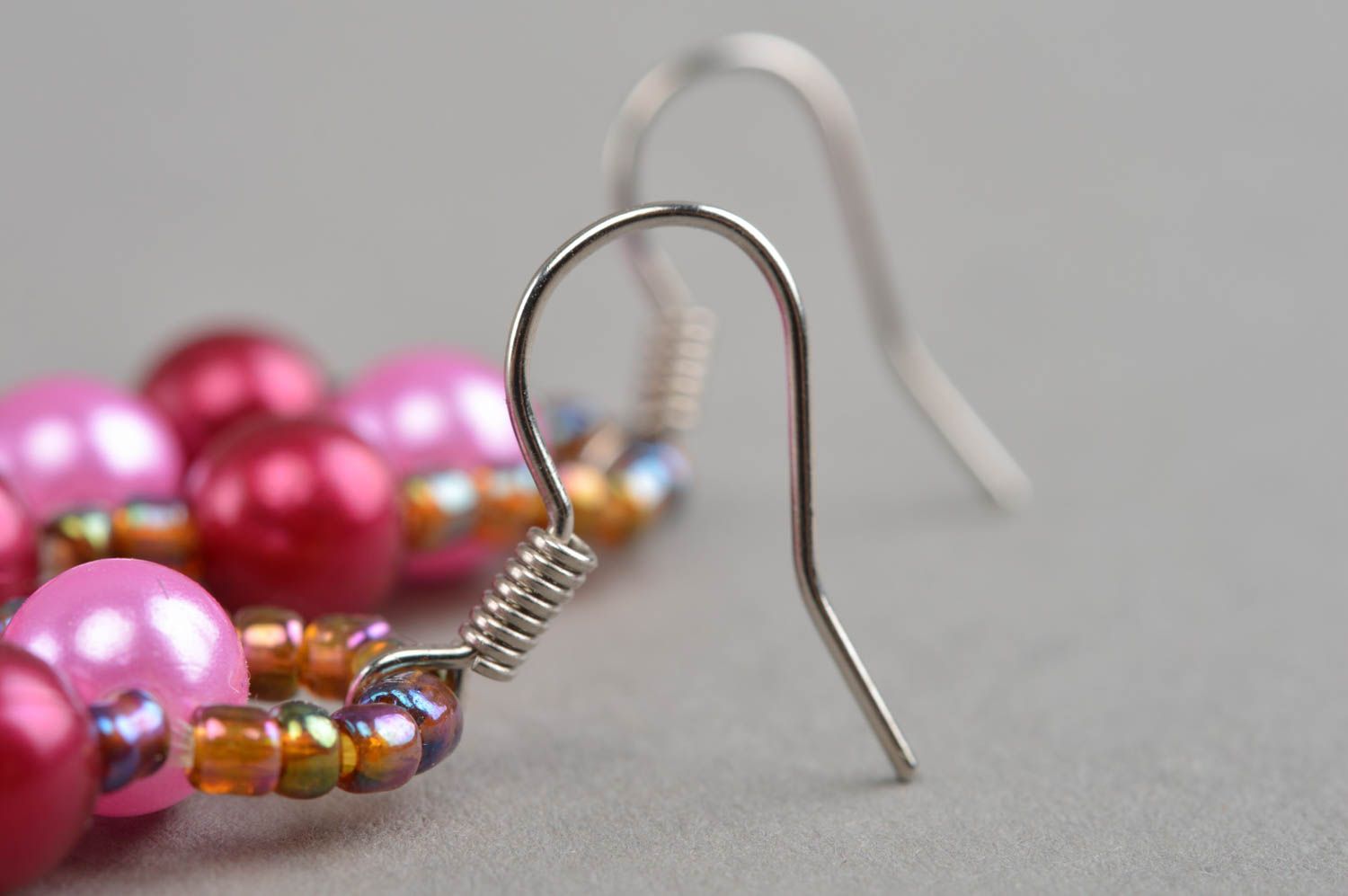 Boucles d'oreilles en perles fantaisie faites main pendantes rose-framboise photo 4