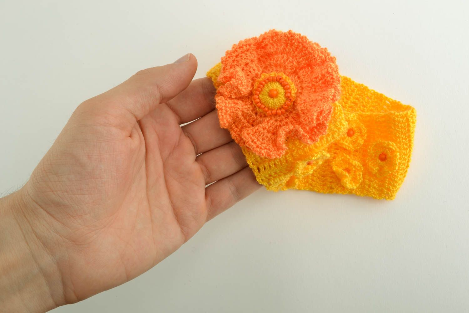 Bandeau à cheveux tricoté accessoire fait main orange avec fleur pour enfant photo 4