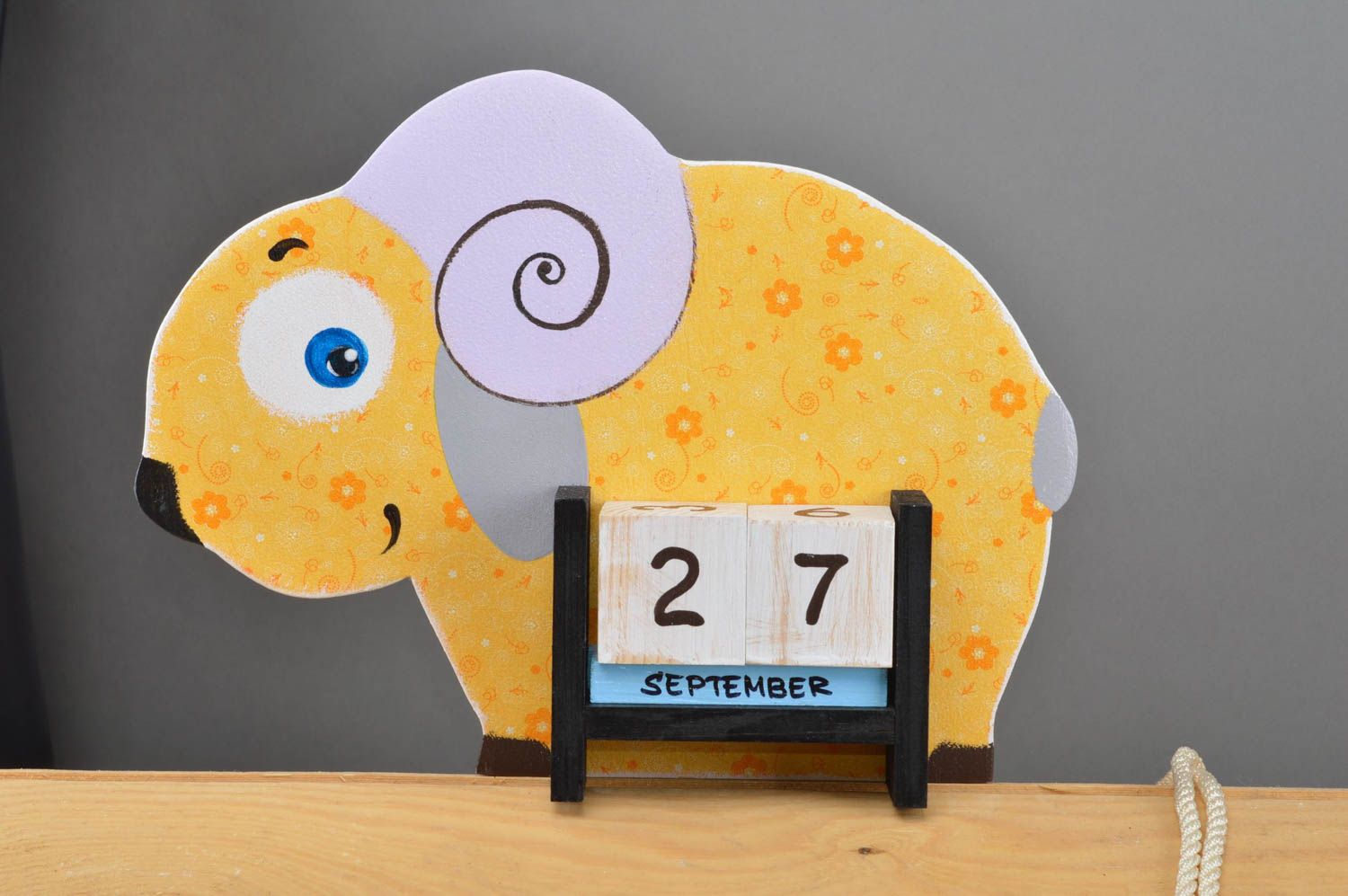 Holz Tischkalender für Kinder in Form von Schaf klein handmade gelb  foto 2
