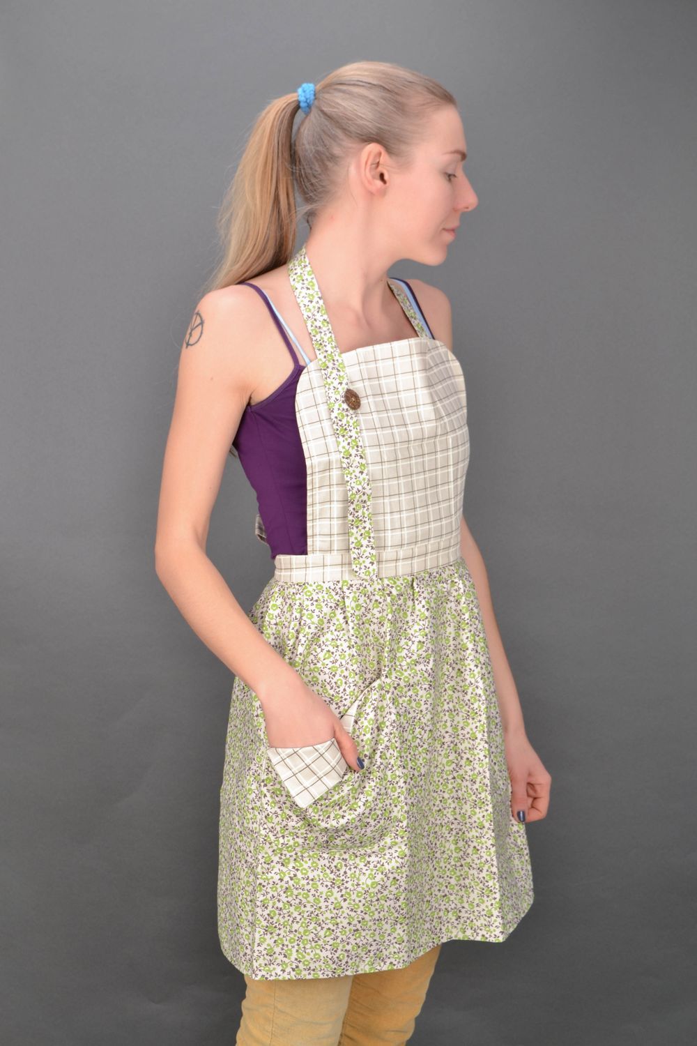 Fabric kitchen apron with flower print photo 1