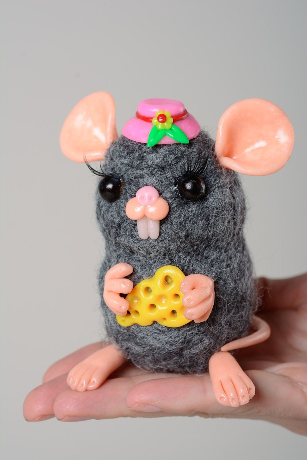 Миниатюрная валяная игрушка из шерсти и полимерной глины ручной работы Мышь фото 3