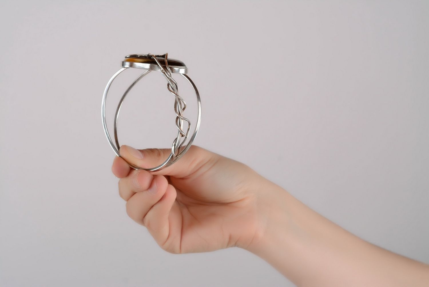 Bracelet en métal avec corne naturelle fait main photo 3