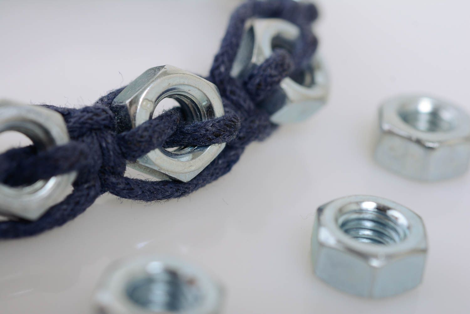 Bracelet macramé bleu en lacets cirés et écrous en inox fait main original photo 2