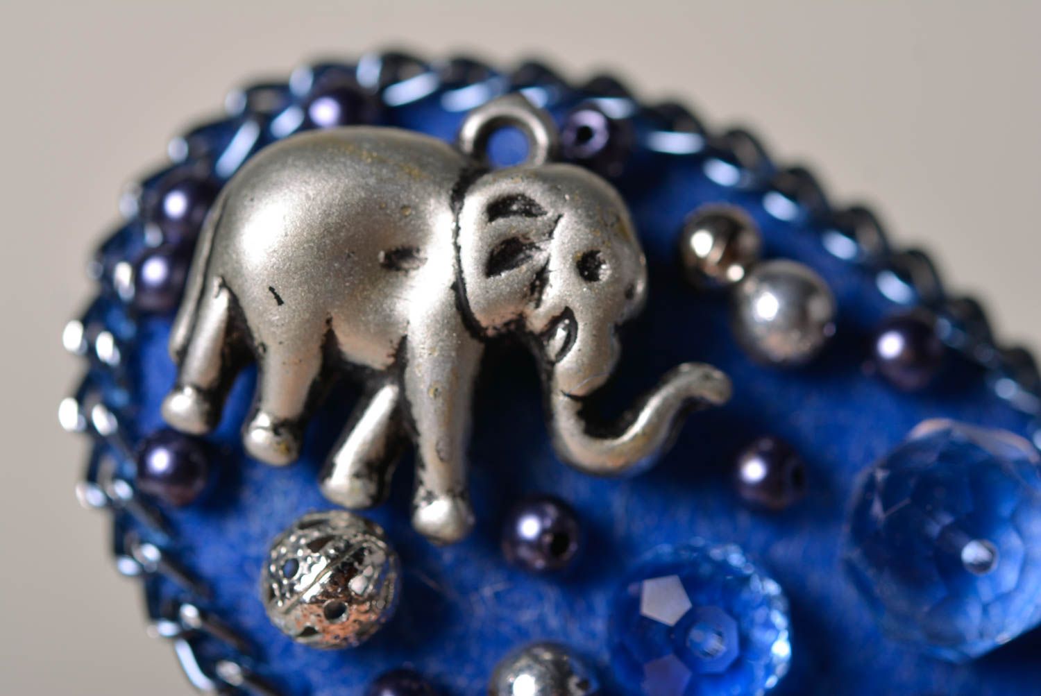 Broche bleue faite main Accessoire femme ovale avec éléphant Cadeau femme photo 2