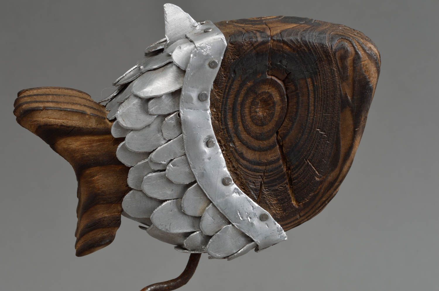 Schöne originelle Deko Statuette aus Holz Fisch klein künstlerische Handarbeit foto 3