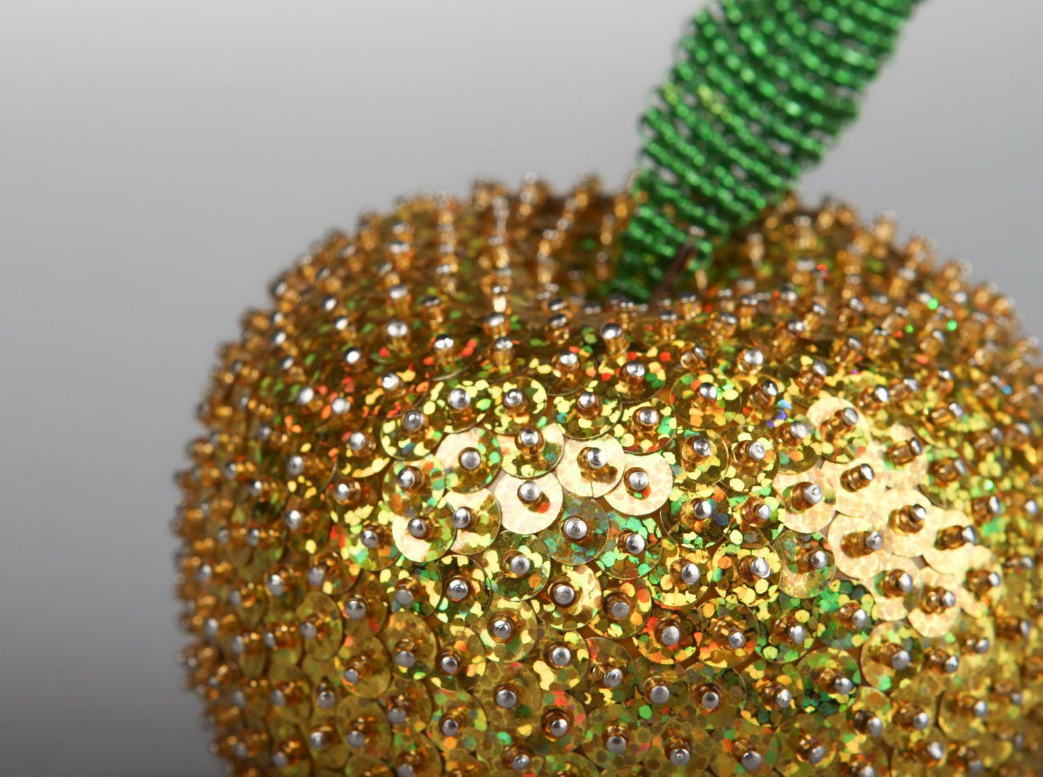 Pomme artificielle décorative en perles de rocailles  photo 3