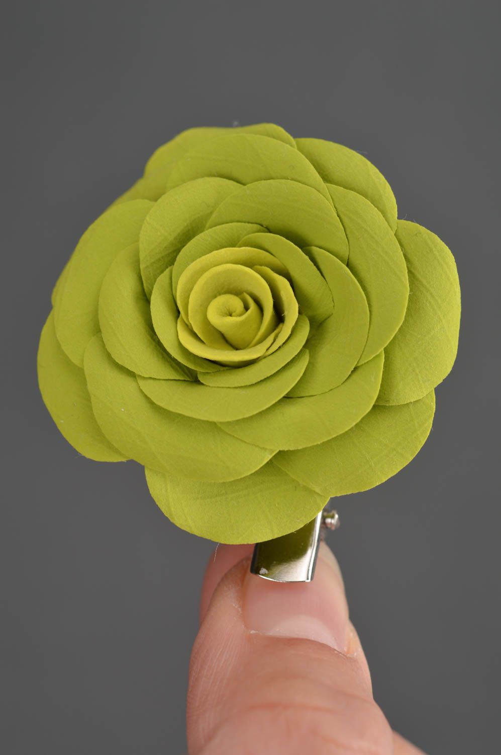 Заколка-брошь из полимерной глины в виде пышной объемной салатовой розы хэндмэйд фото 3