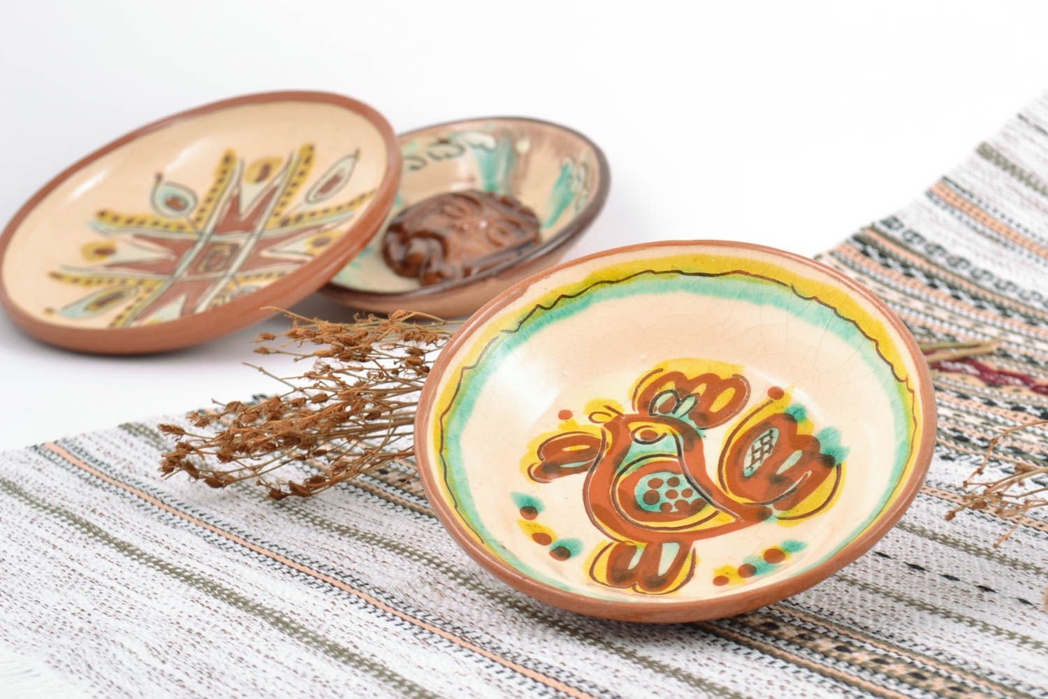 Керамическая тарелка расписанная глазурью для декора дома хэнд мэйд с петушком фото 1