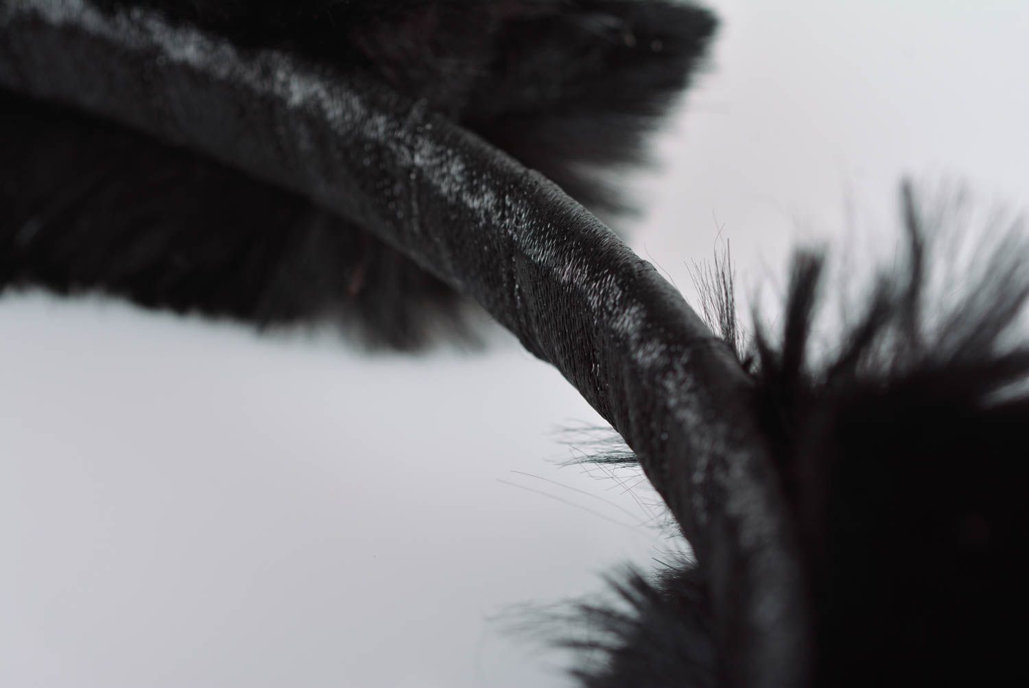 Diadema artesanal con orejas de gatito de pieles artificiales negra hermosa  foto 5