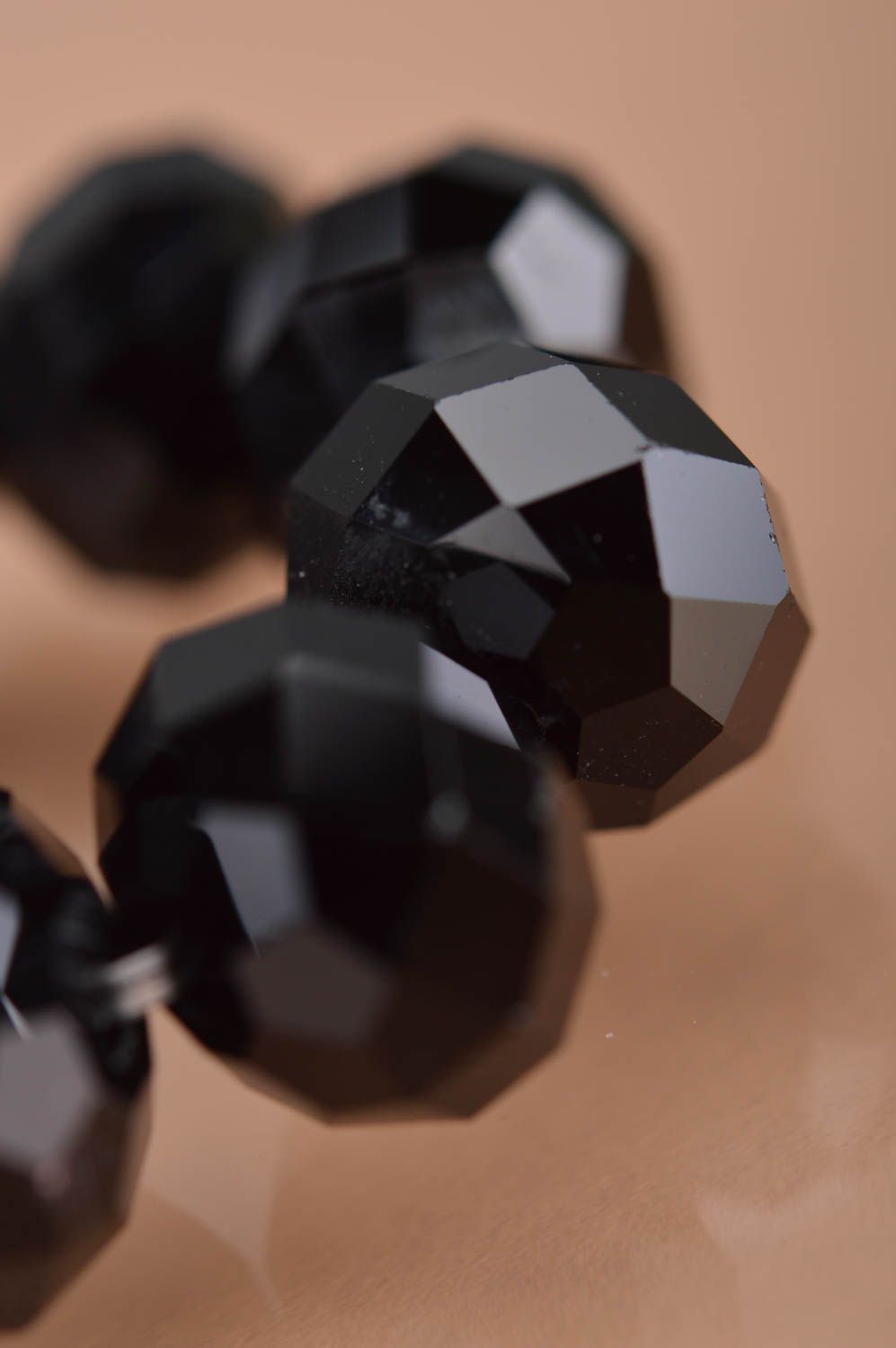Boucles d'oreilles noires perles de cristal à facettes pendantes faites main photo 4