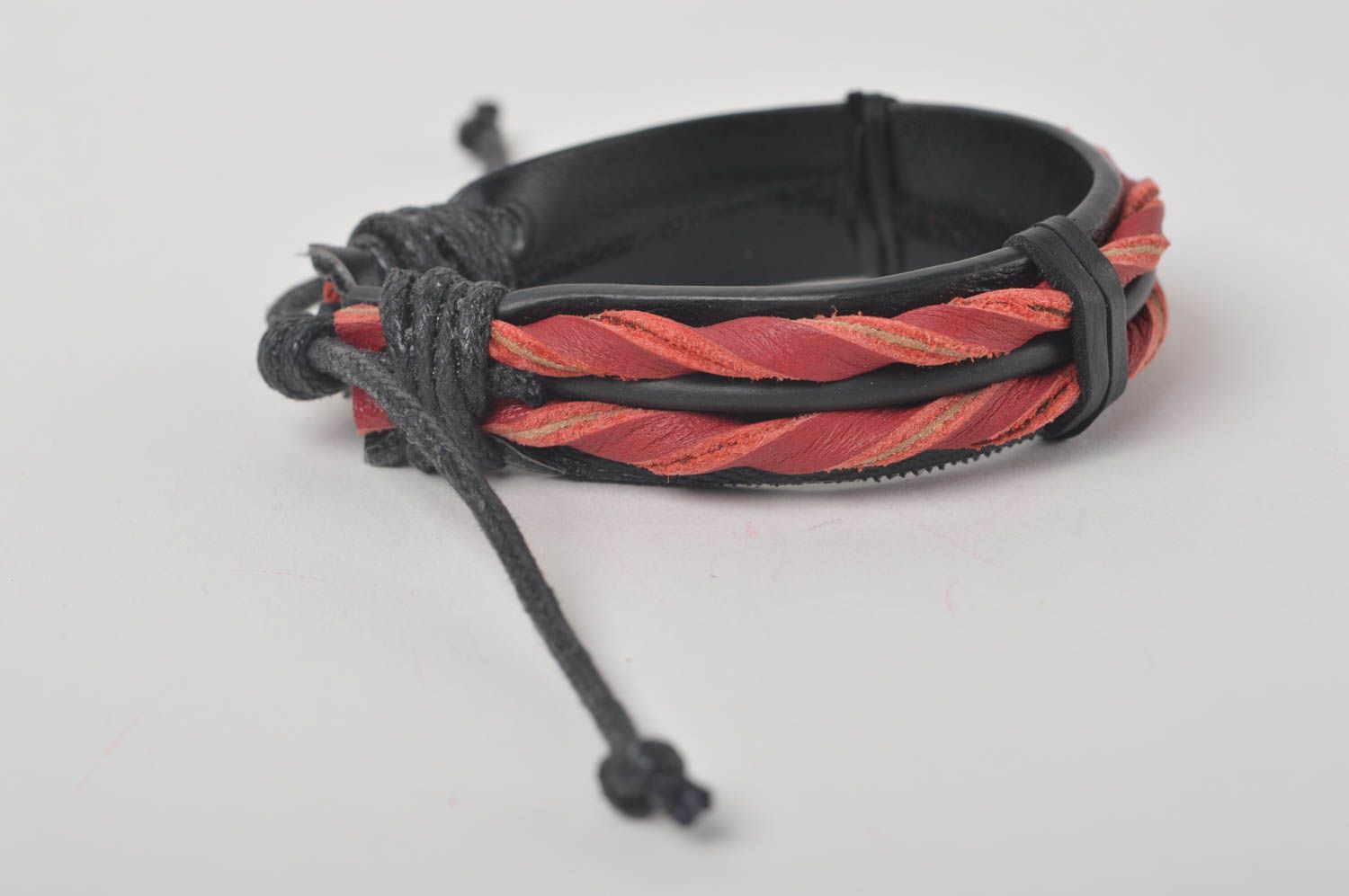Bracelet cuir Bijoux fait main design original noir rouge Accessoire femme photo 2