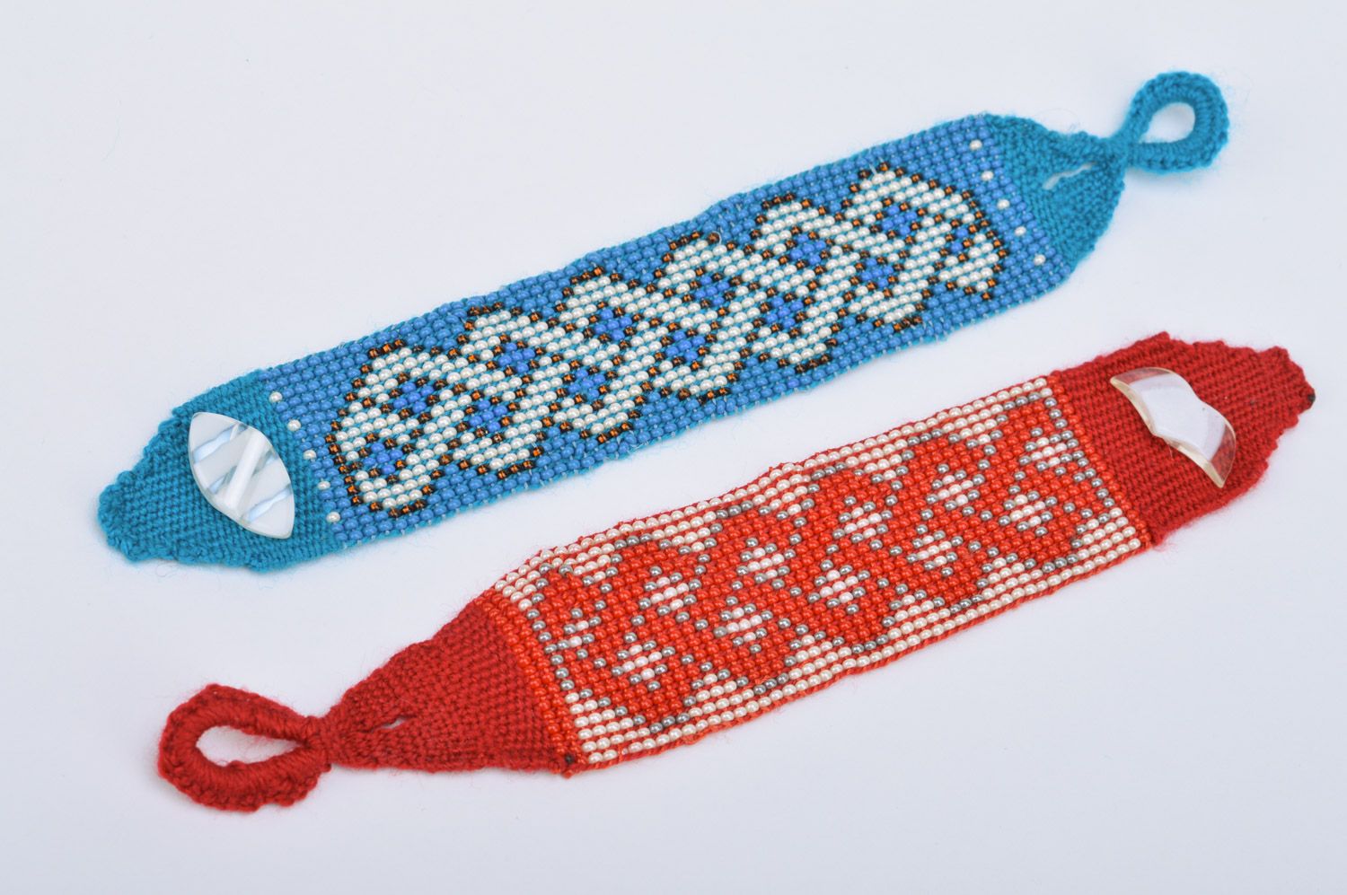 Наручный браслет из бисера ручной работы в этническом стиле голубой с белым фото 5