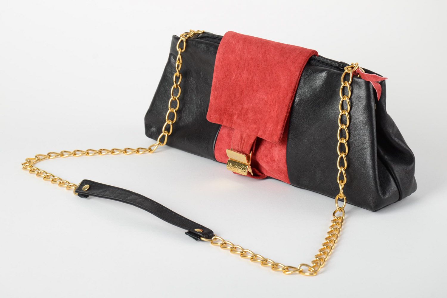 Handmade women's clutch bag sewn of black genuine leather with red inserts on chain photo 5