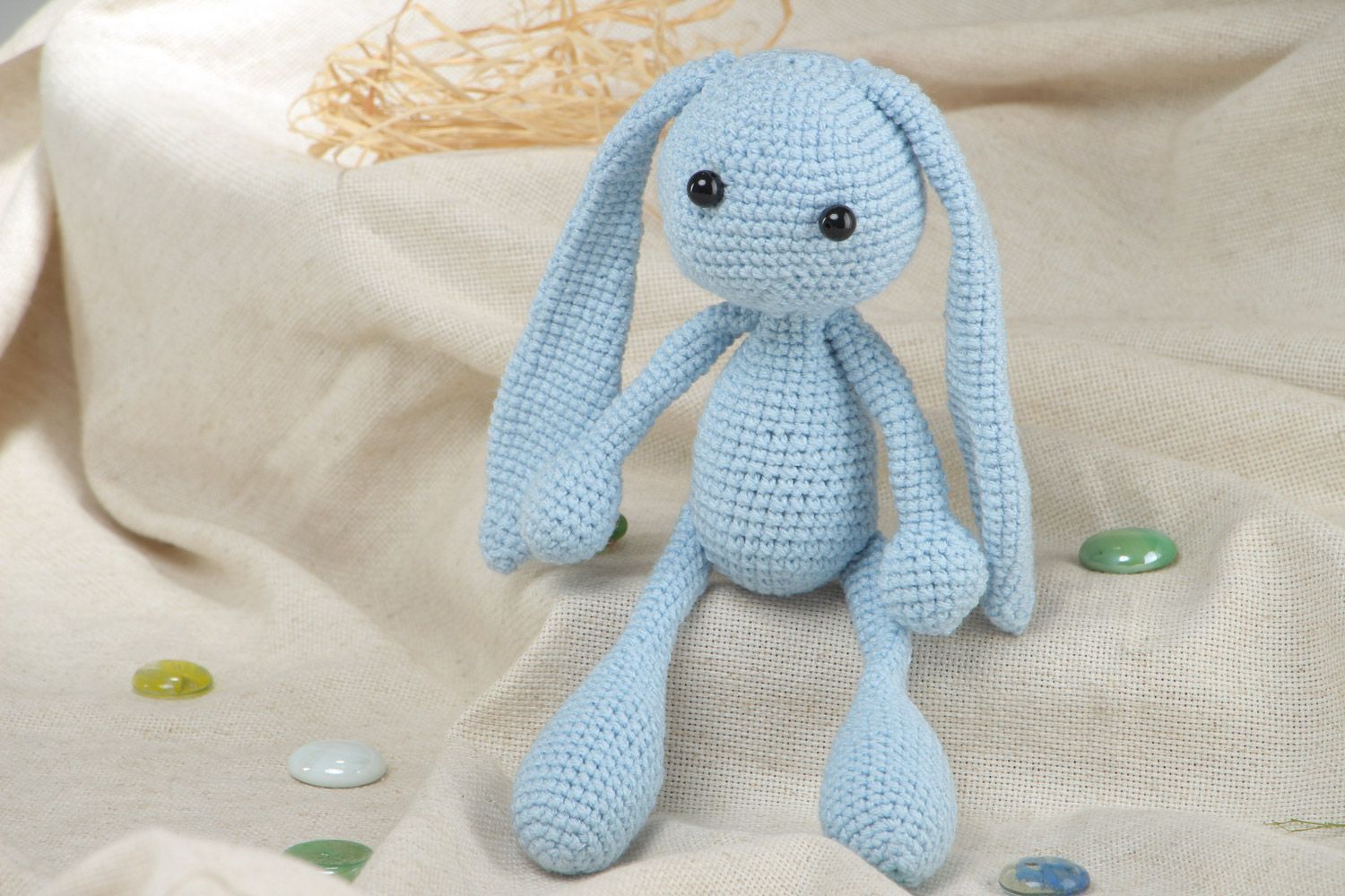 Petite peluche tricotée bleue en acrylique en forme de lapin faite main photo 1