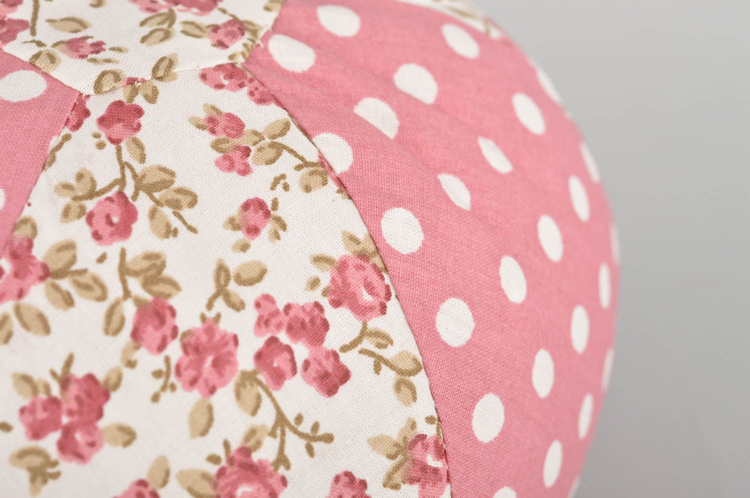 Красивая текстильная игрушка в виде розового мячика из ткани для детей хэнд мэйд фото 4