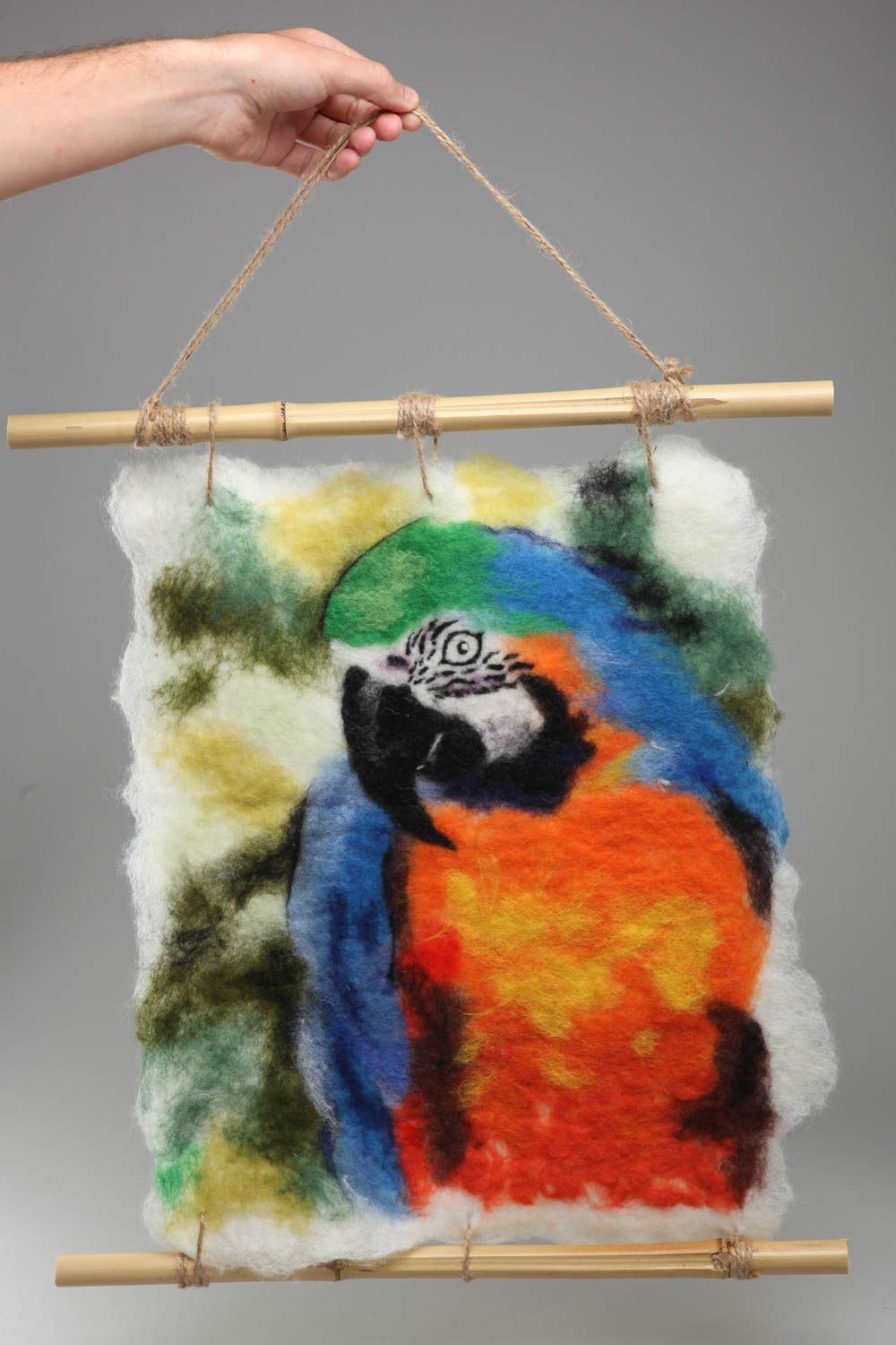 Картина с попугаем из шерсти в технике мокрого валяния ручной работы красочная фото 5