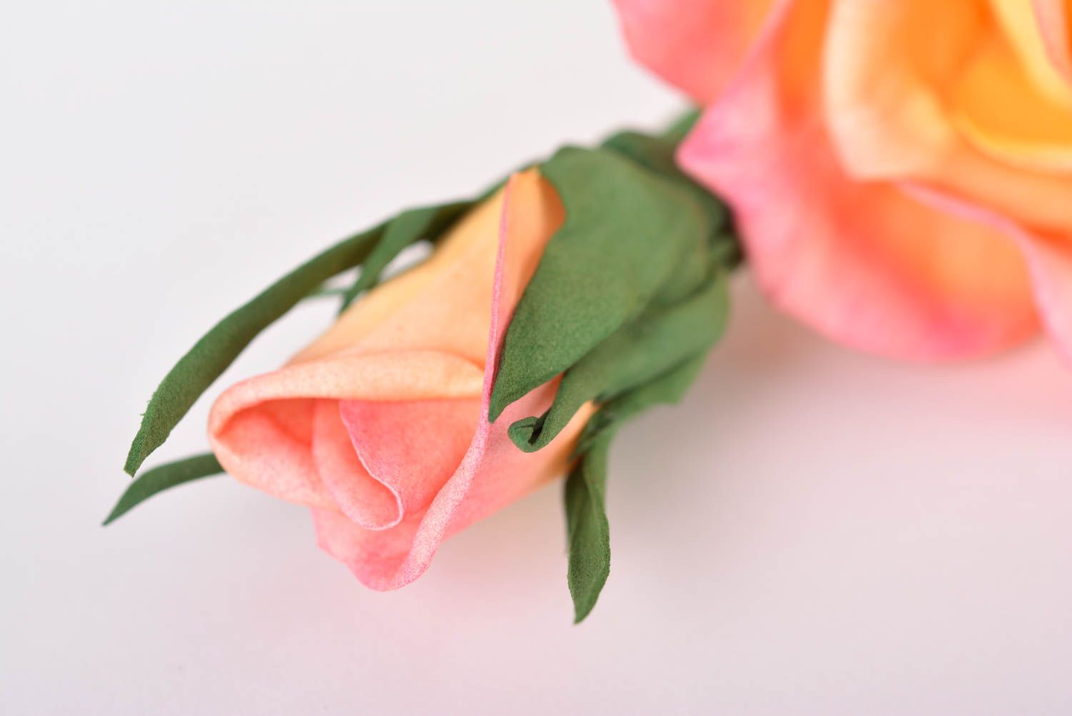 Заколка ручной работы цветок из фоамирана украшение для волос в виде розы фото 5