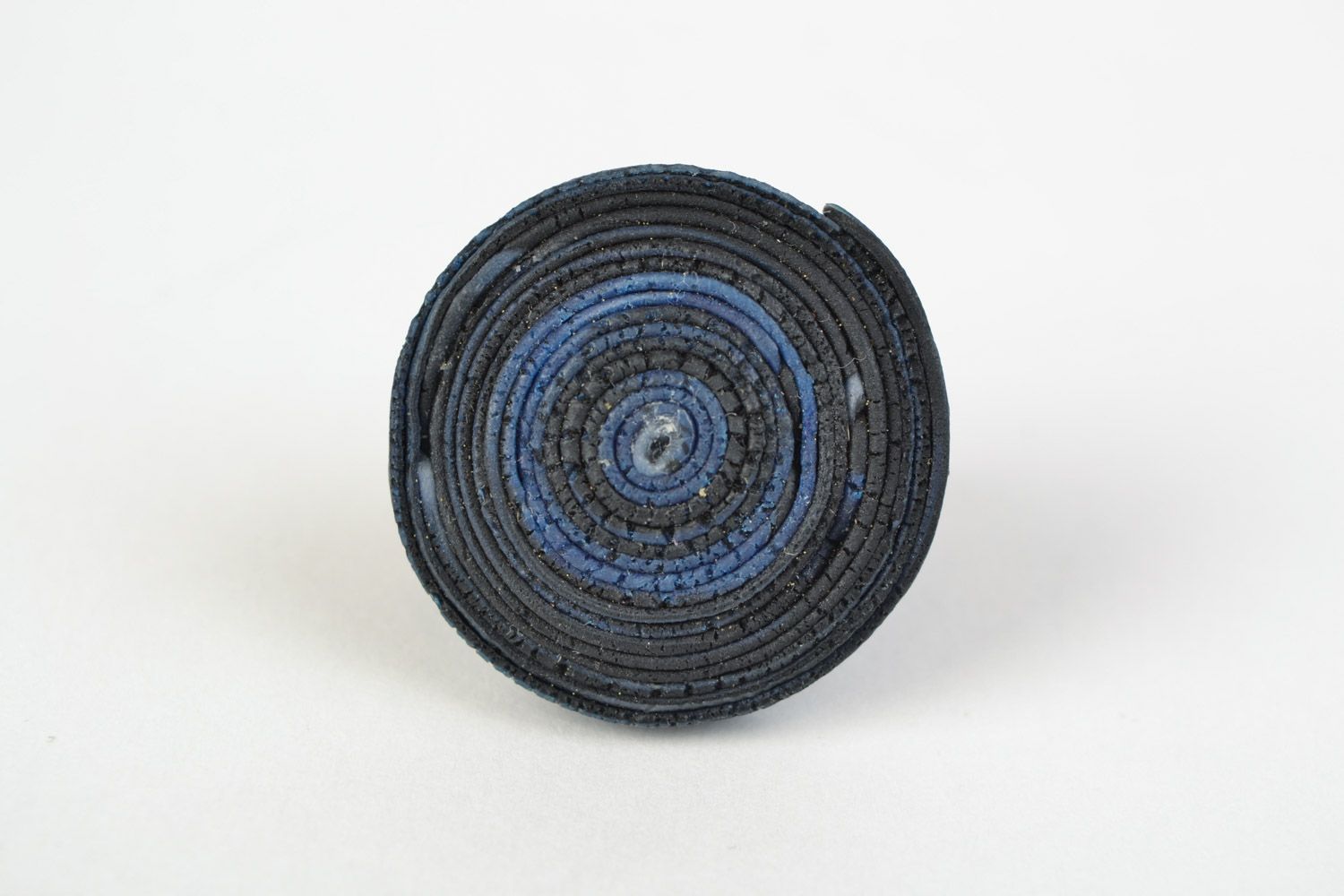 Origineller blau schwarzer Ring aus Polymerton mit Kantenriss Handarbeit foto 1