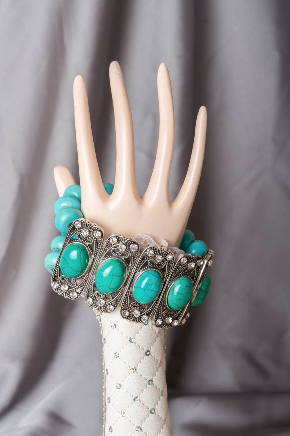 Türkisblaues schönes stilvolles handgemachtes Armband aus Natursteinen  foto 1