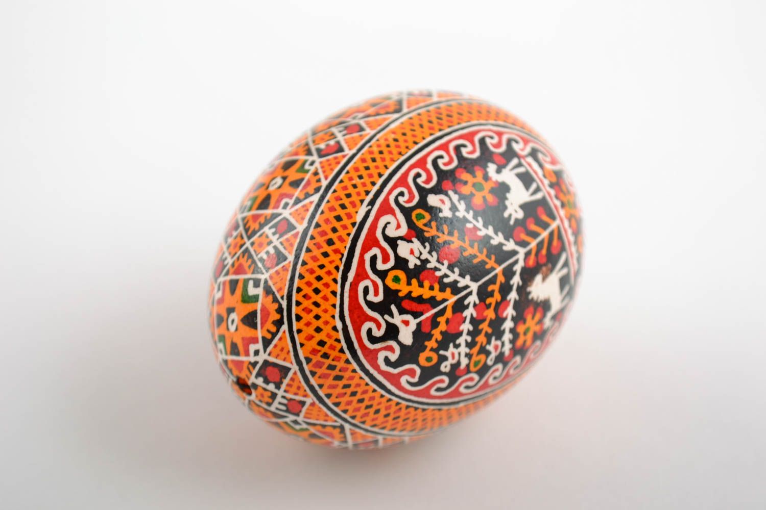 Huevo de Pascua de gallina pintado con acrílicos artesanal en tonos anaranjados foto 4