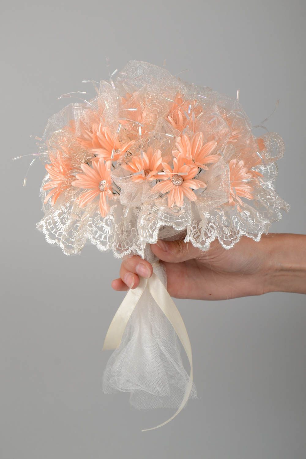 Свадебный букет из искусственных цветов ромашек ручной работы персиковый фото 5