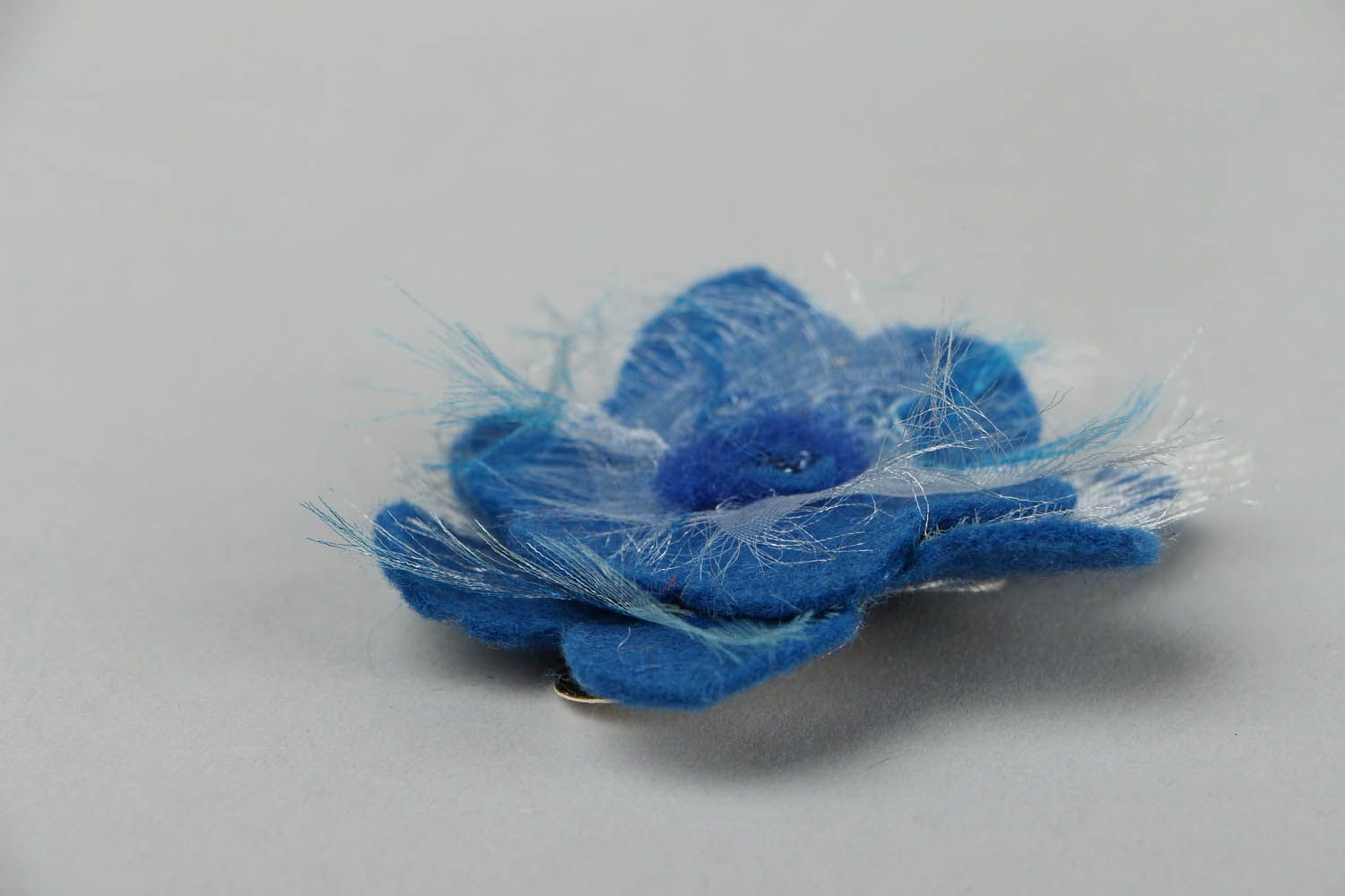 Broche faite main en laine feutrée 'Rose bleue' photo 4