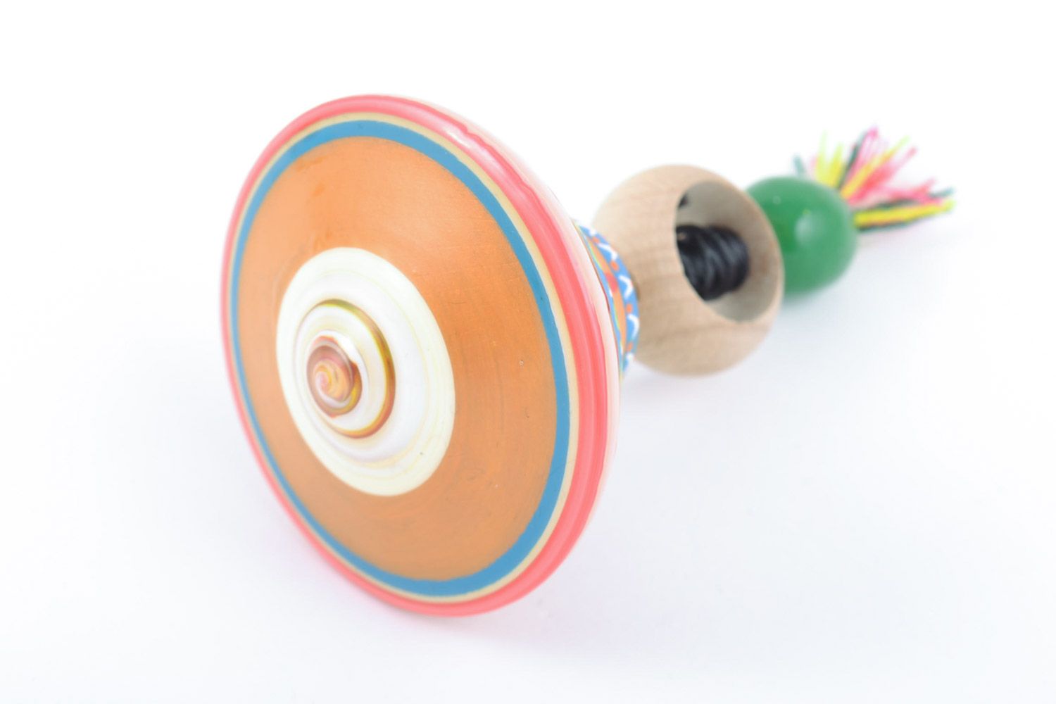 Petit jouet toupie fait main en bois naturel peint de couleurs pour enfant photo 3
