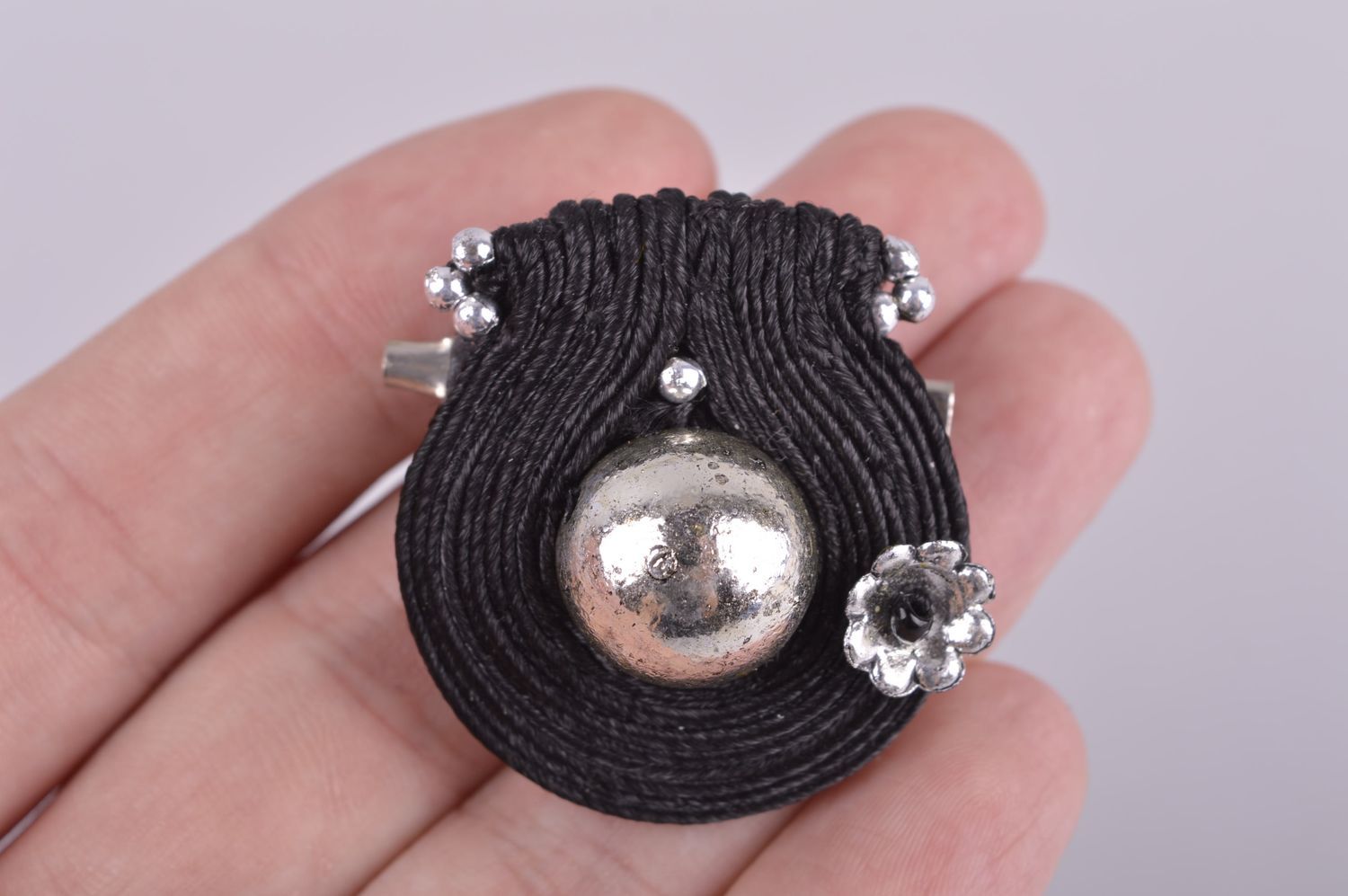 Broche textile Bijou soutache fait main noir perles de rocaille Accessoire femme photo 5