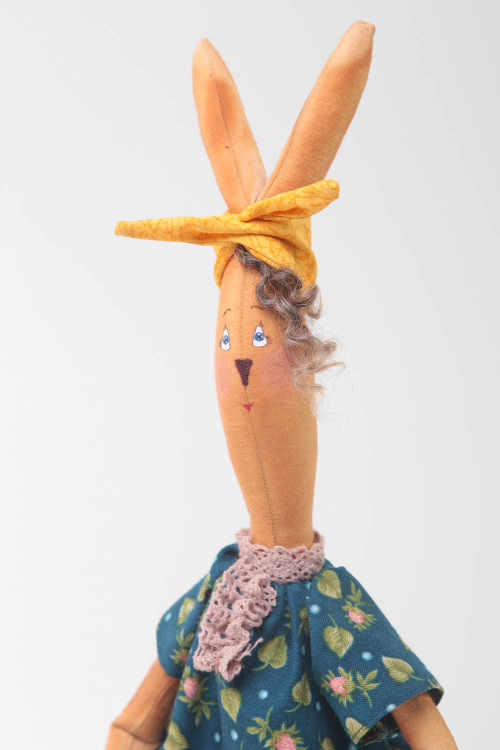 Авторская мягкая кукла ручной работы виде зайчихи в платье для декора дома фото 3