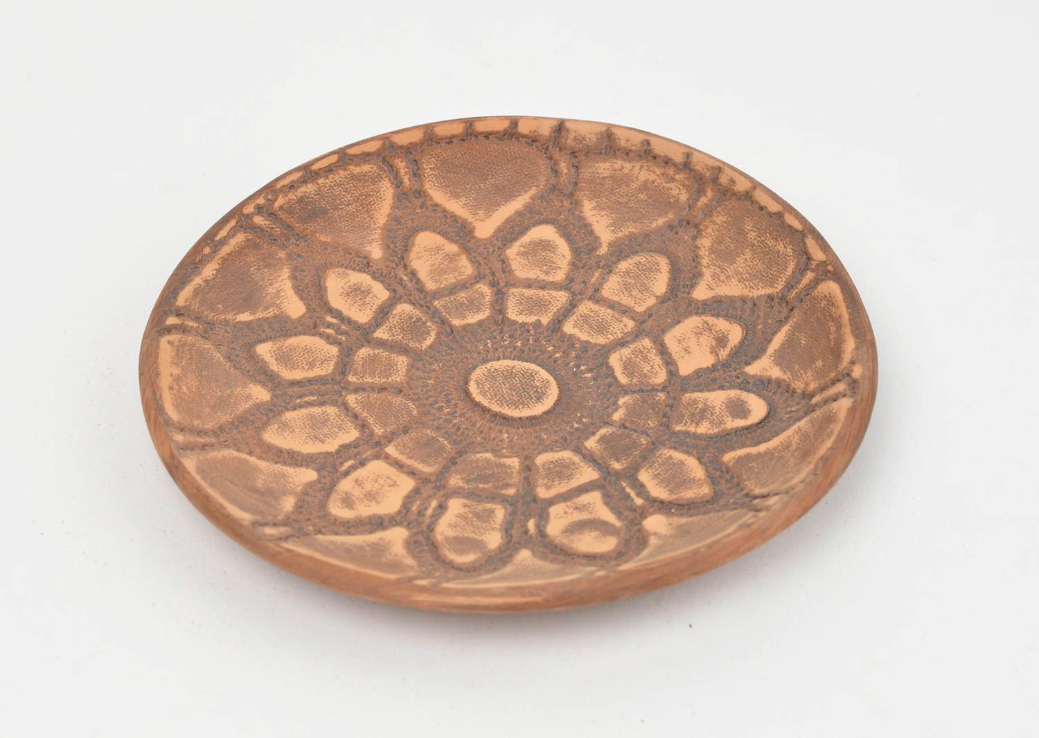 Schöner runder brauner Unterteller mit Muster aus Ton Öko Geschirr Handarbeit foto 2