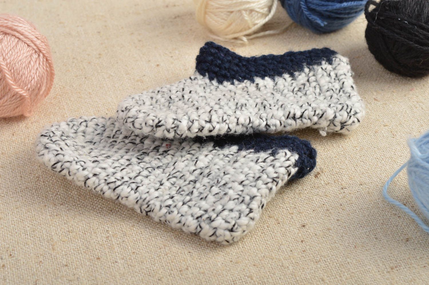 Chaussons bébé fait main Pantoufles tricot au crochet blanc bleu Vêtement bébé photo 1