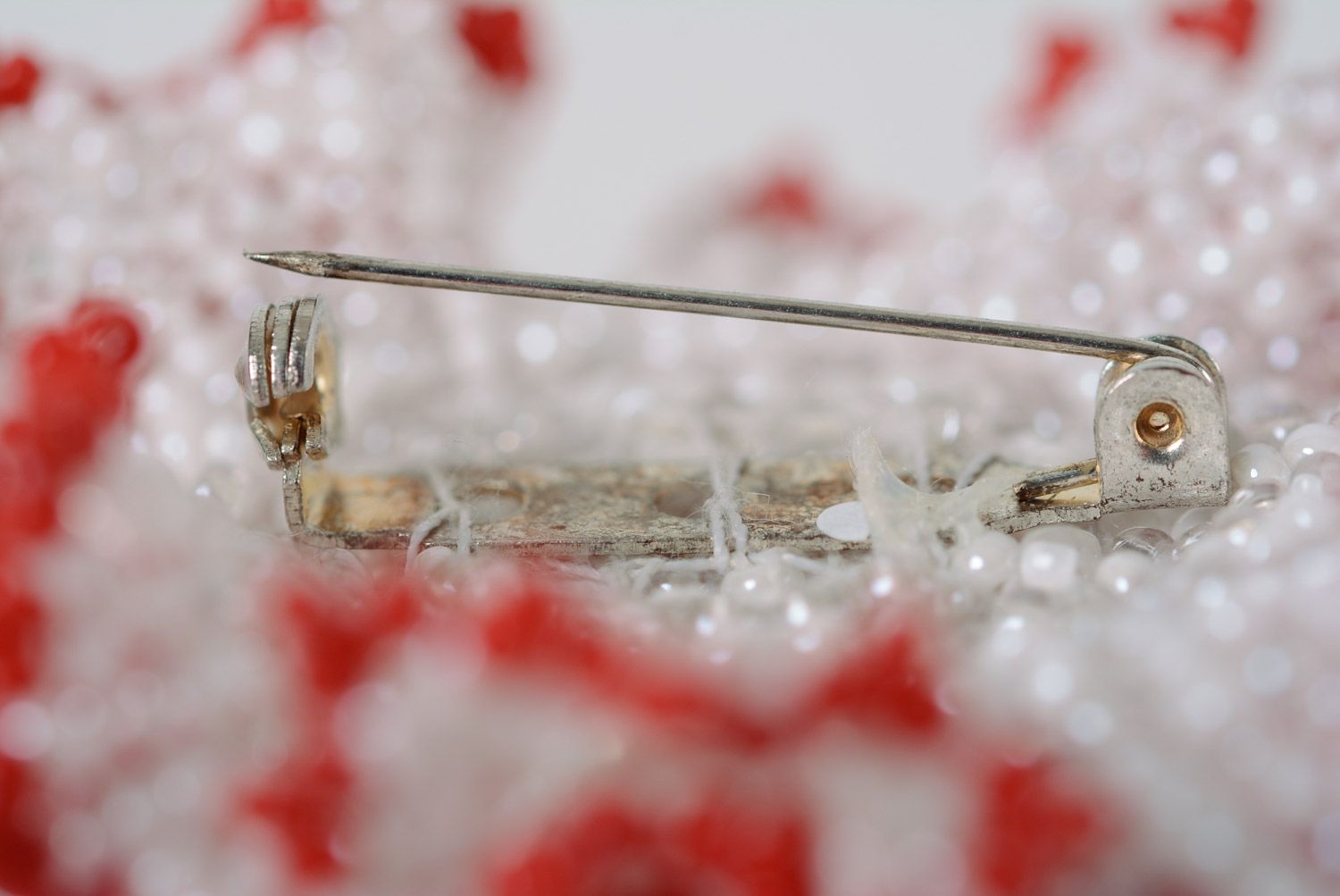 Broche en perles de rocaille rouge-blanc tressée faite main cadeau pour femme photo 5