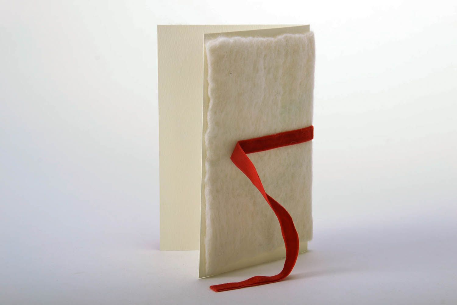 Cartão de Natal handmade feito de papelão de desenho e decorado na técnica de feltragem de lã foto 4