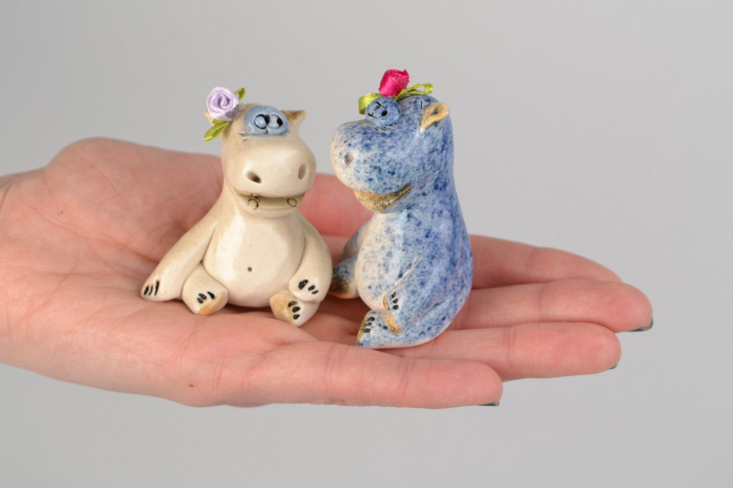 Petites figurines en céramique peintes blanche et bleue faites main hippos photo 2