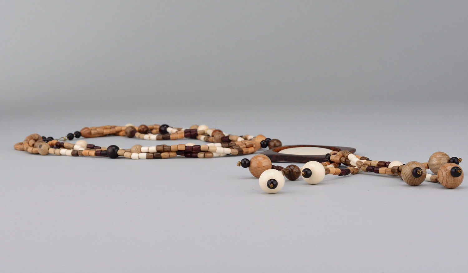 Wooden bead necklace in ethnic style photo 3