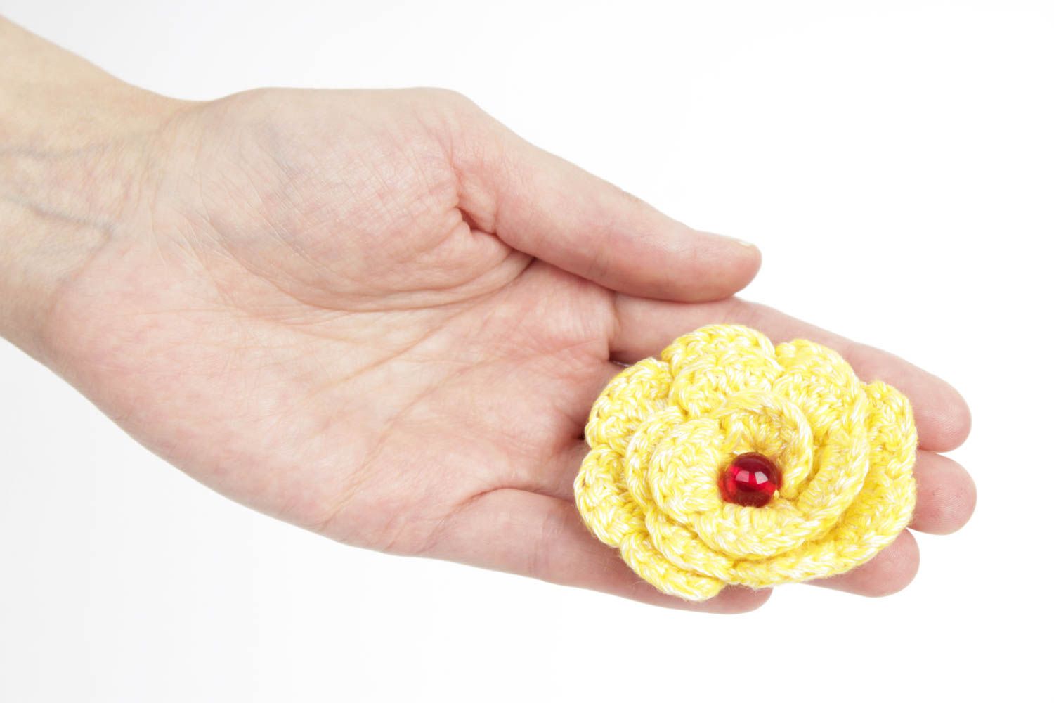 Broche fleur jaune Bijou fait main tricoté en fils de coton Cadeau femme photo 2