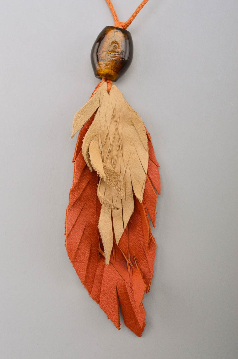 Pendentif en cuir Bijou fait main plume orange sur cordon Cadeau pour femme photo 4