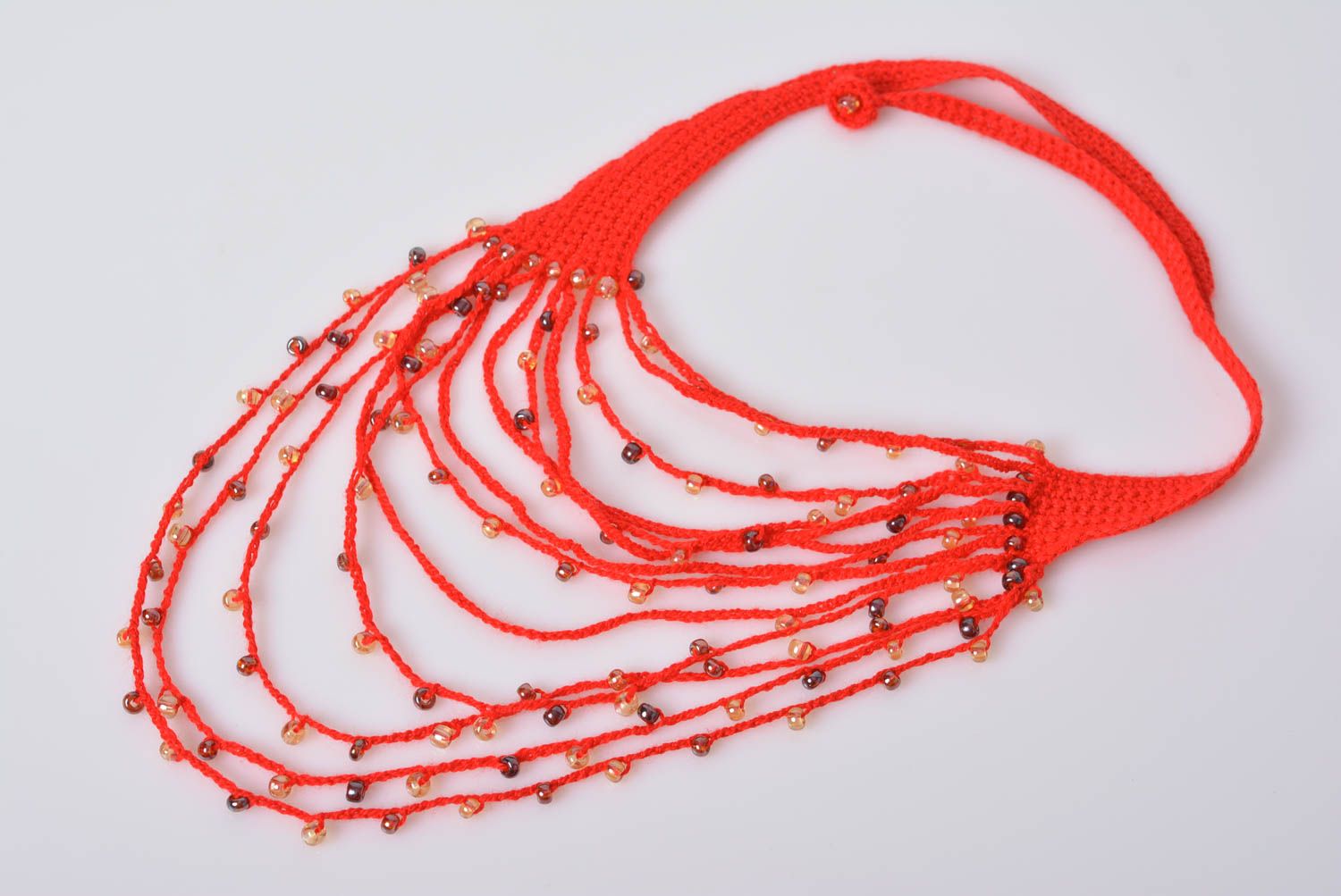 Collier tricoté fait main au crochet en acrylique et perles de rocaille rouges photo 3