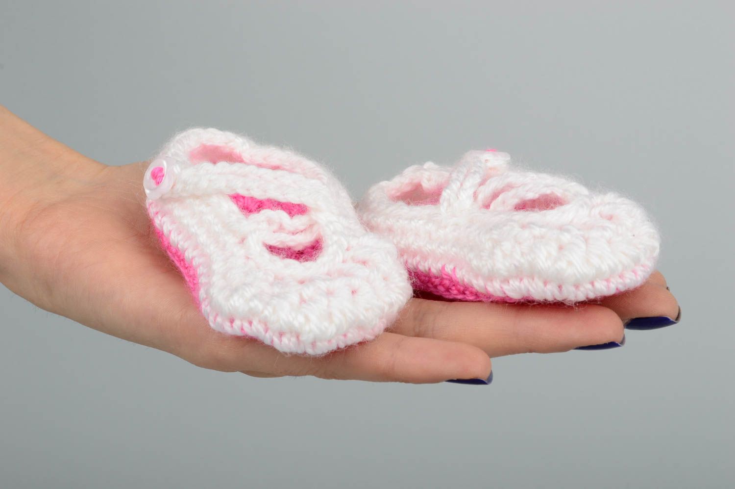 Chaussons bébé faits main Chaussures bébé au crochet blanc rose Vêtement bébé photo 2