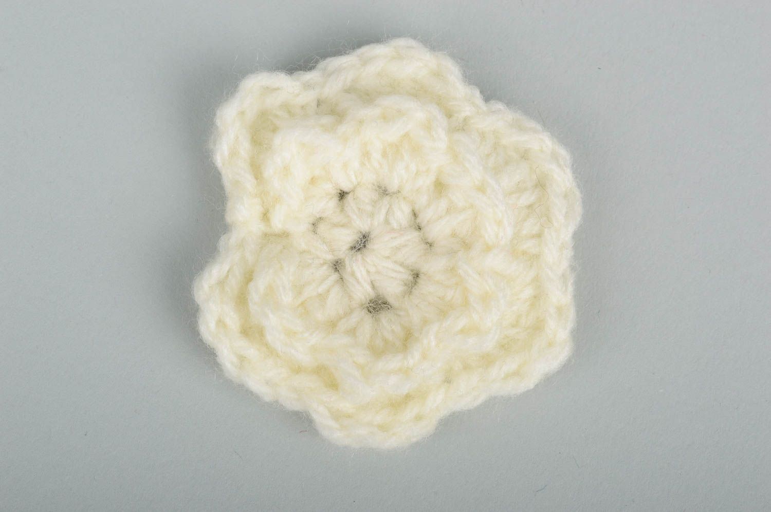 Pinza para el pelo con flor hecha a mano accesorio a crochet regalo original foto 2