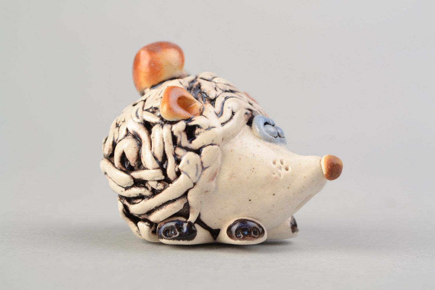 Авторская расписанная глазурью глиняная фигурка ежика с грибами ручной работы фото 4
