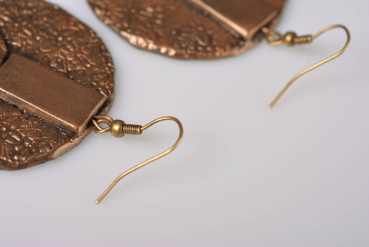 Runde interessante Ohrringe aus Polymerton künstlerische Handarbeit Bronzefarbe foto 5
