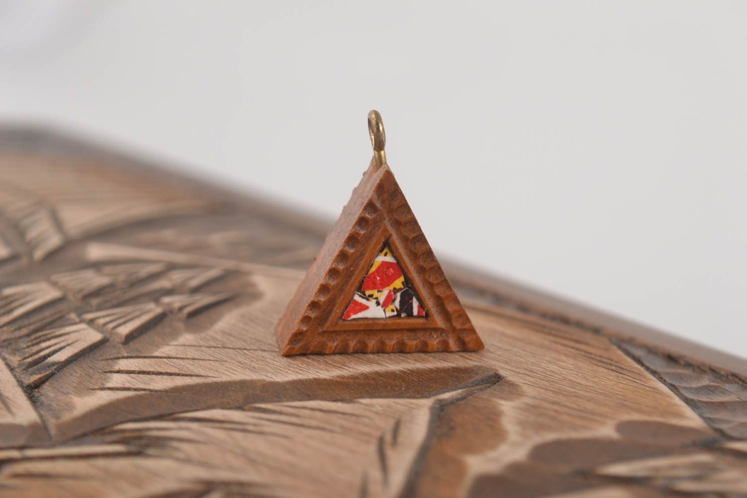 Pendentif triangle en bois Bijou fait main décoré de coquille Cadeau pour femme photo 1