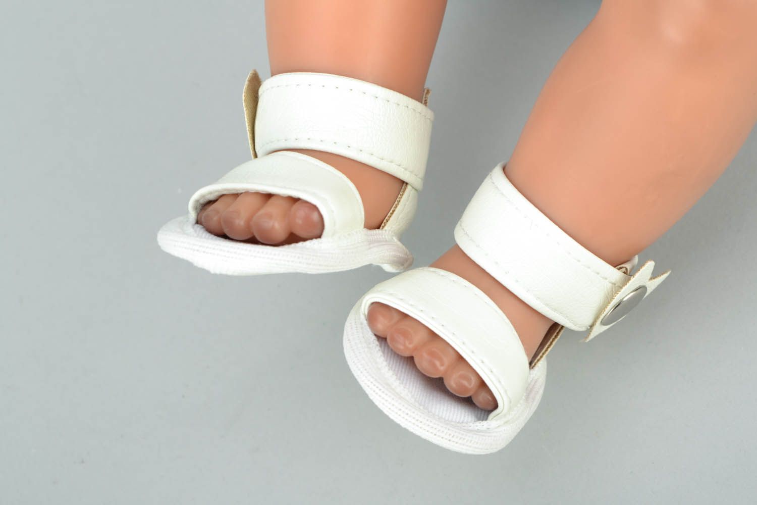 Sandálias brancas para bonecas sapatos de boneca artesanais foto 3