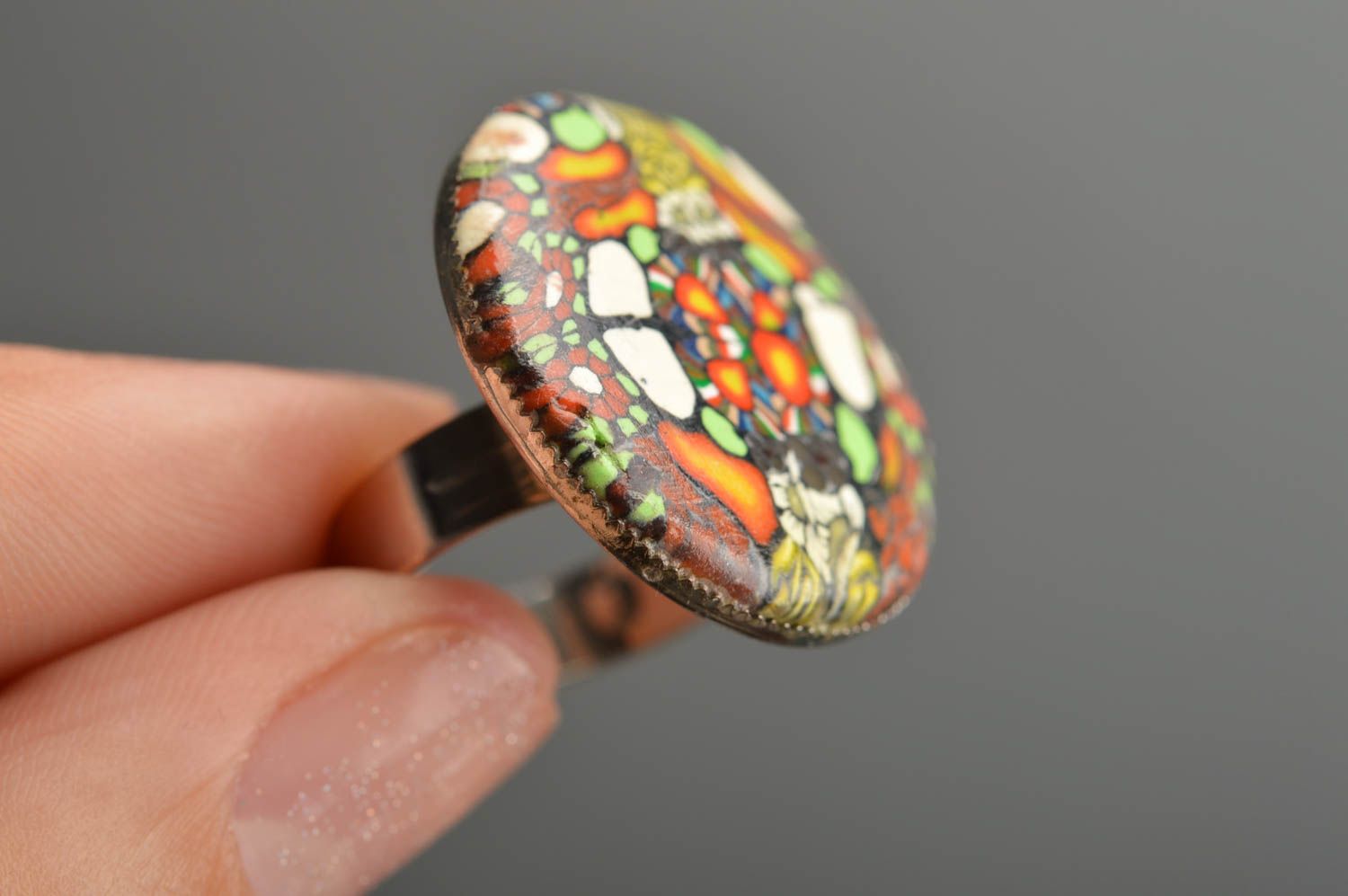 Кольцо и полимерной глиной с круглой шляпкой ручной работы разноцветное фото 2