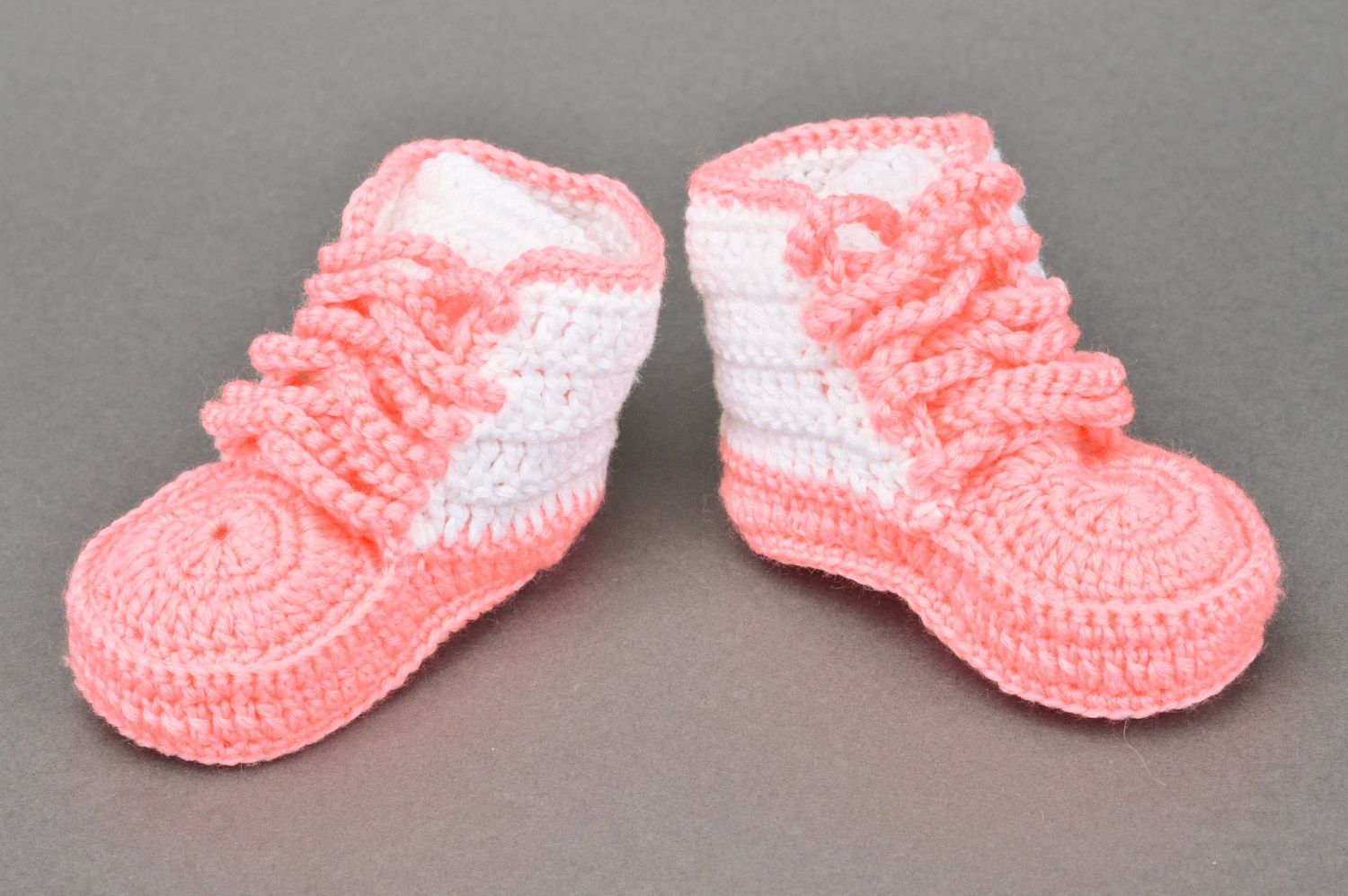 Schöne rosafarbige gehäkelte Babyschuhe mit Schuhbändern in Form der Turnschuhen foto 5